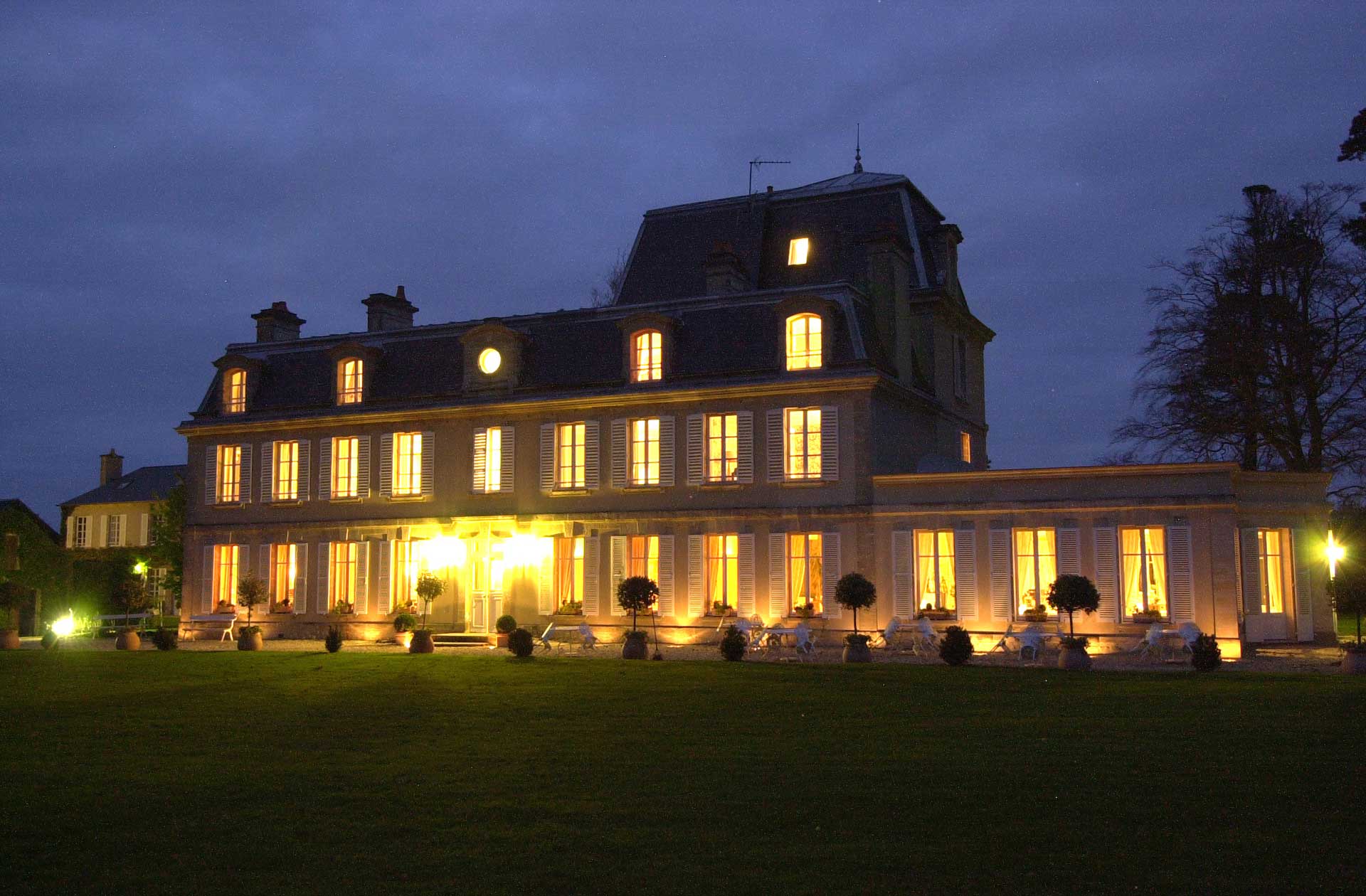 Golf-Expedition-Golf-Reizen-Frankrijk-Regio-Normandië-Chateau-La-Cheneviere-gebouw-donker-licht