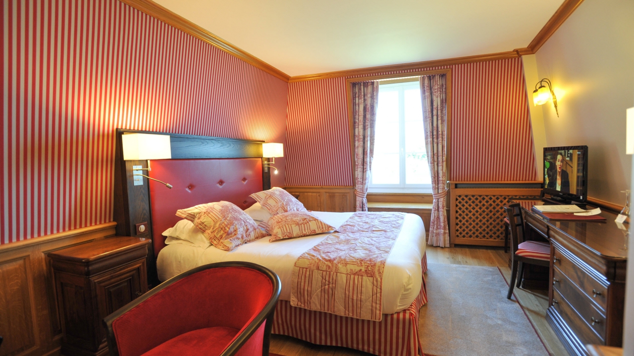Golf-Expedition-Golf-Reizen-Frankrijk-Regio-Normandië-Dormy House-bed-raam-rood-wit-gestreept