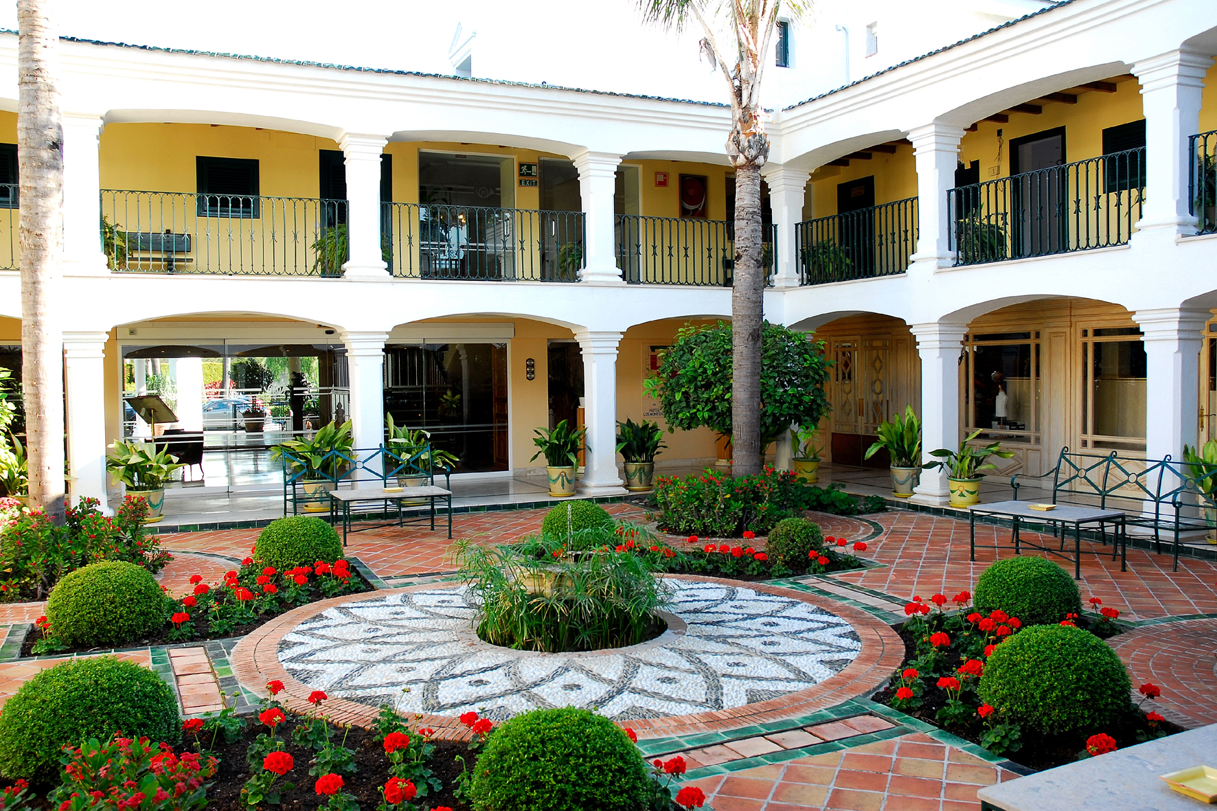 Golf-Expedition-Golf-reizen-Spanje-Regio-Malaga-Los-Monteros-Spa-&-Golf-Resort-courtyard