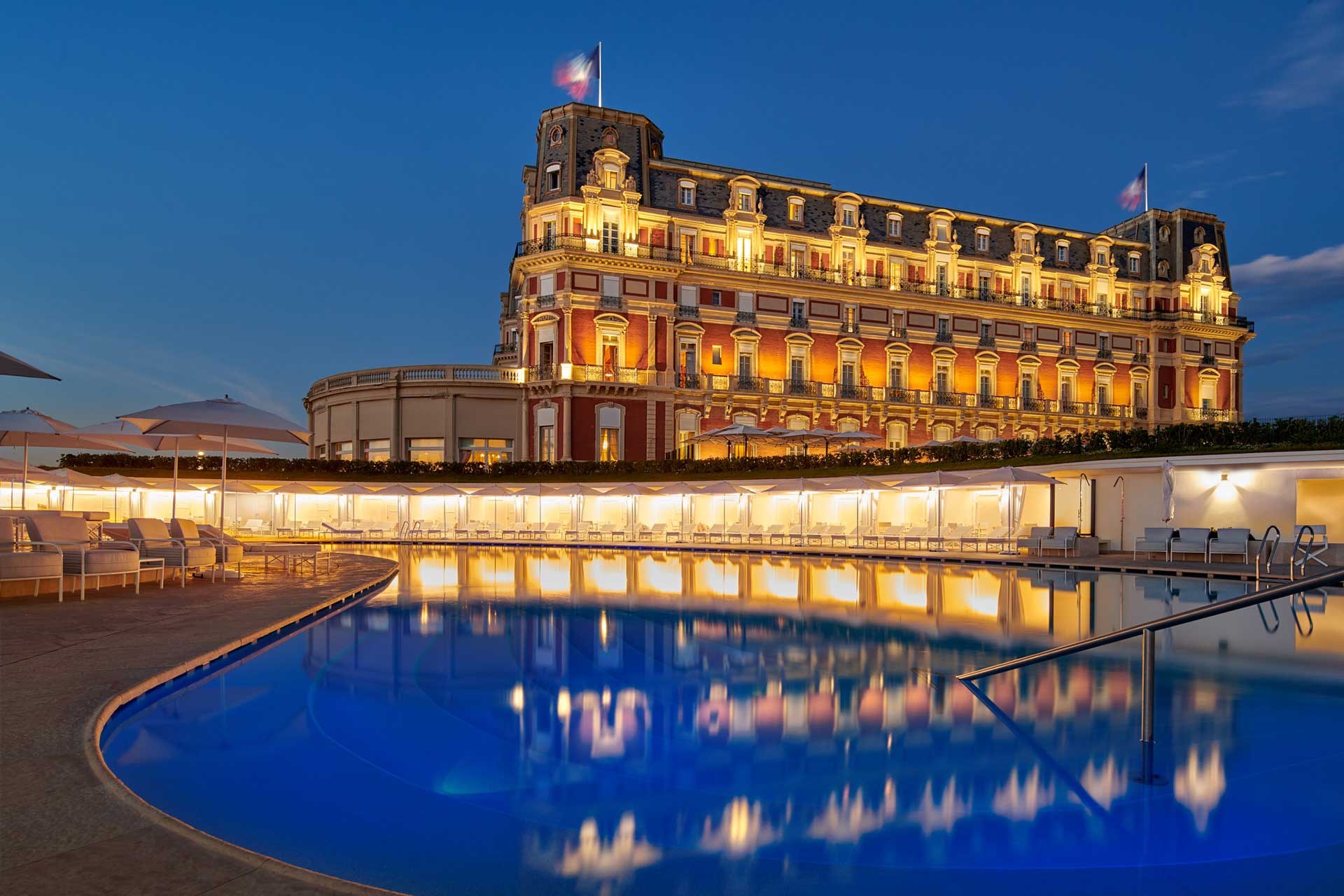 Golf-Reizen-Golf-Expedition-Frankrijk-Regio-Aquitaine-Hotel-du-Palais-pool-at-night