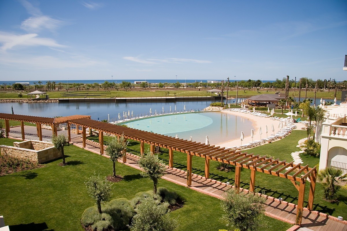 Golf-expedition-golfreizen-golfresort-Blue-and-green-the-lake-spa-resort-Pool-next-to-lake