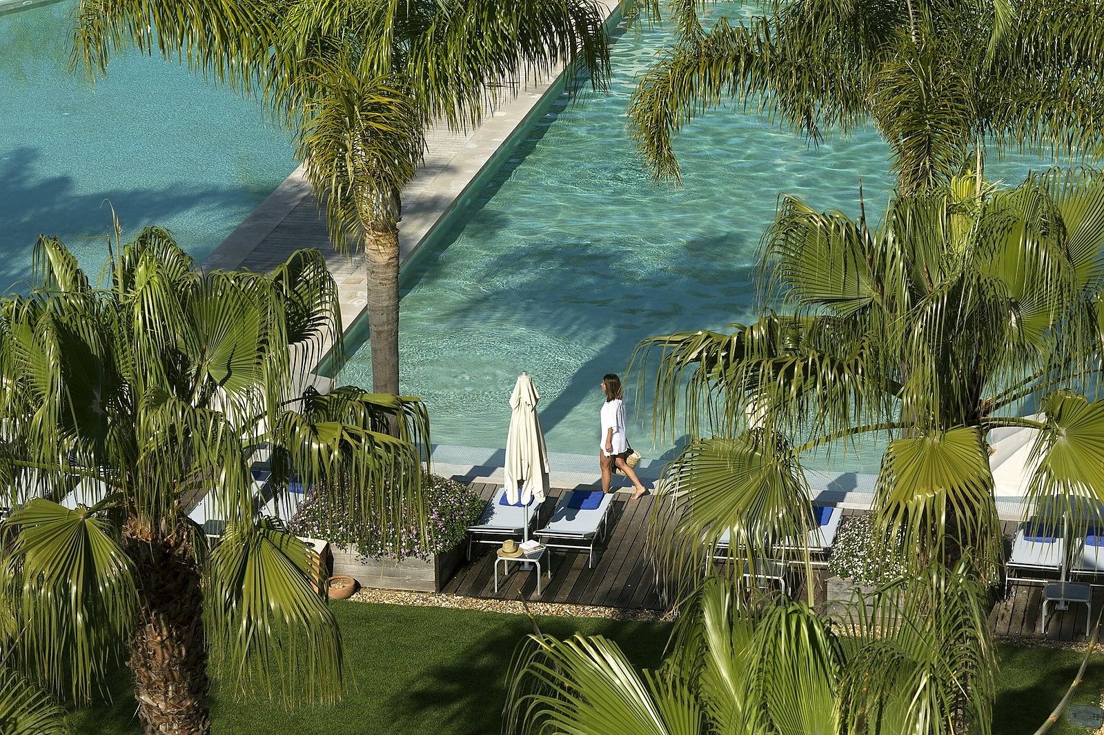 Golf-expedition-golfreizen-golfresort-Blue-and-green-the-lake-spa-resort-pool-view-palmtrees