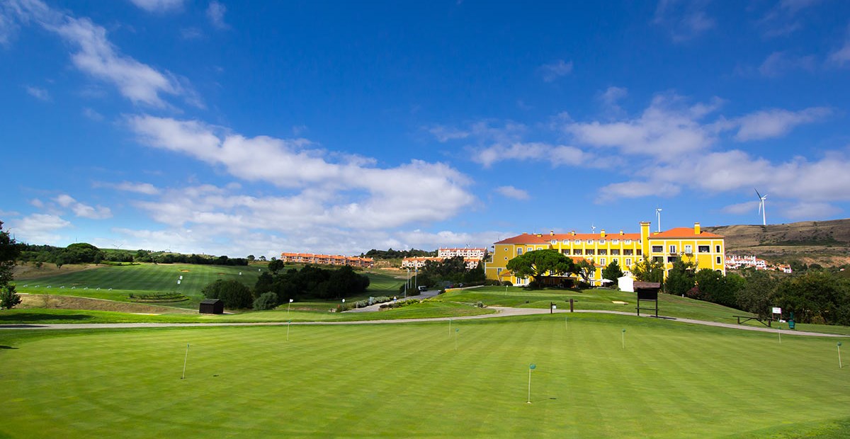 Golf-expedition-golfreizen-golfresort-Dolce-CampoReal-Lisboa-golfbaan-driving-range-holes-with-resort-view