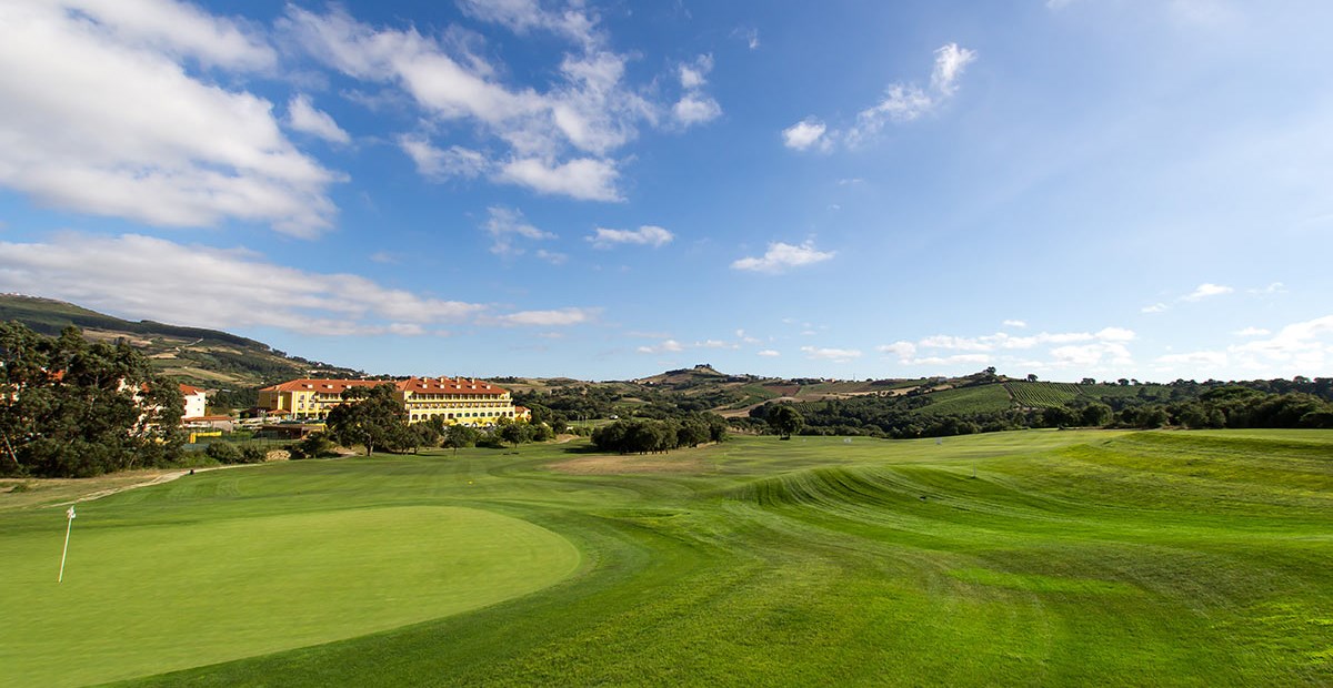 Golf-expedition-golfreizen-golfresort-Dolce-CampoReal-Lisboa-golfbaan-hole-2-with-resort-view