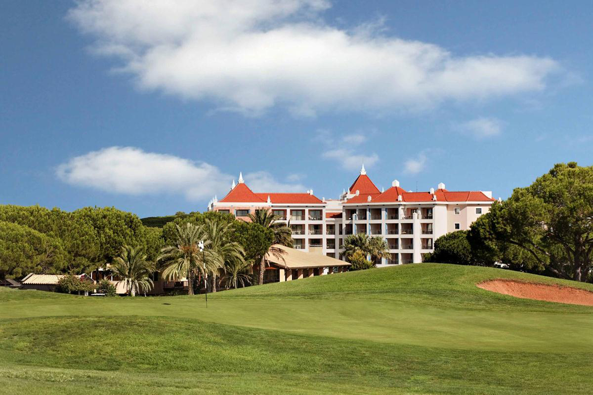Golf-expedition-golfreizen-golfresort-Hilton-Vilamoura-As-Casatas-Golf-Resort-&-Spa-golfbaan-hole3-with-resort-view