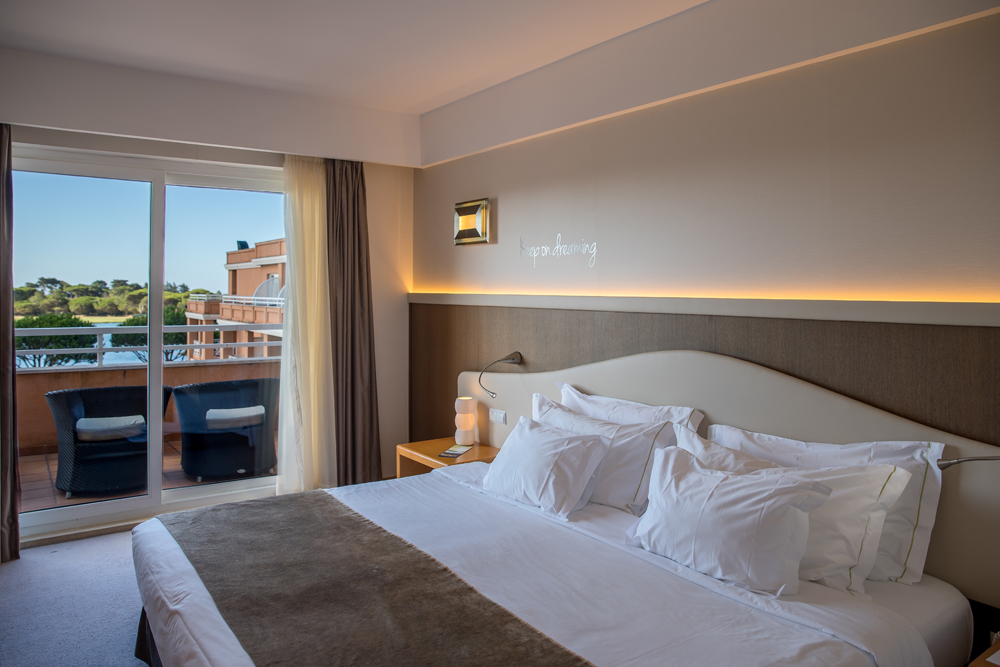 Golf-expedition-golfreizen-golfresort-Hotel-Quinta-de-Marinha-Resort-appartement-bedroom-3-with-pool-view