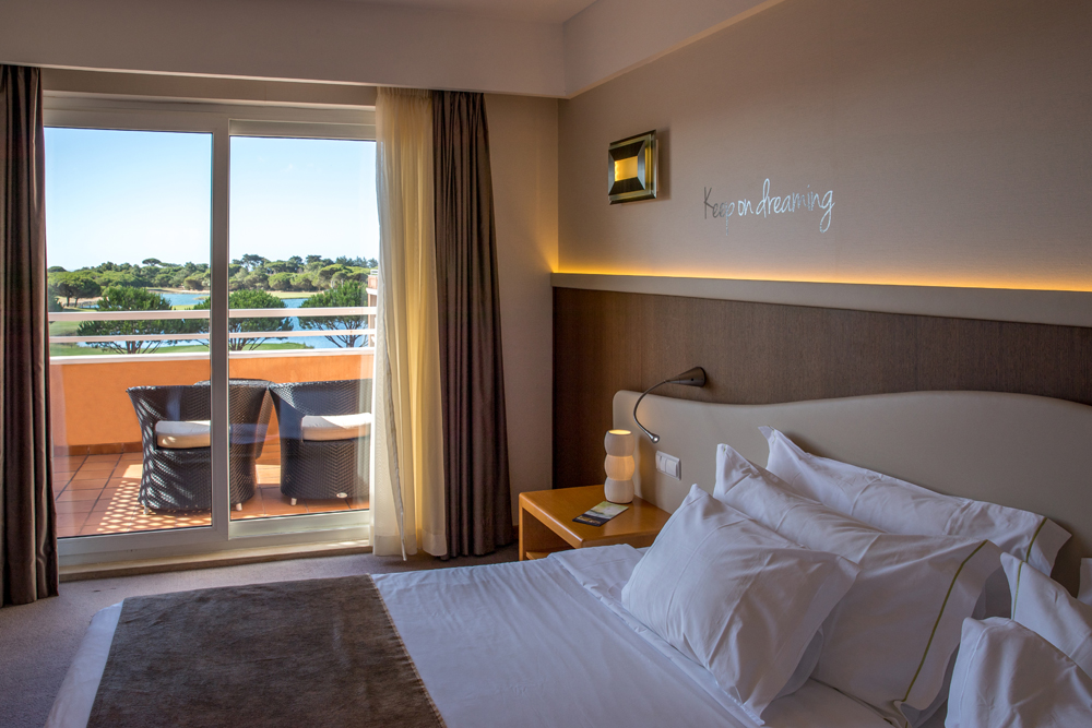 Golf-expedition-golfreizen-golfresort-Hotel-Quinta-de-Marinha-Resort-appartement-bedroom-with-view