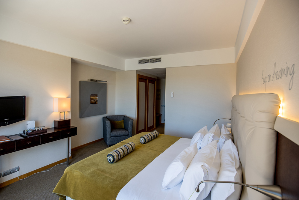 Golf-expedition-golfreizen-golfresort-Hotel-Quinta-de-Marinha-Resort-appartment-bedroom-bed-2