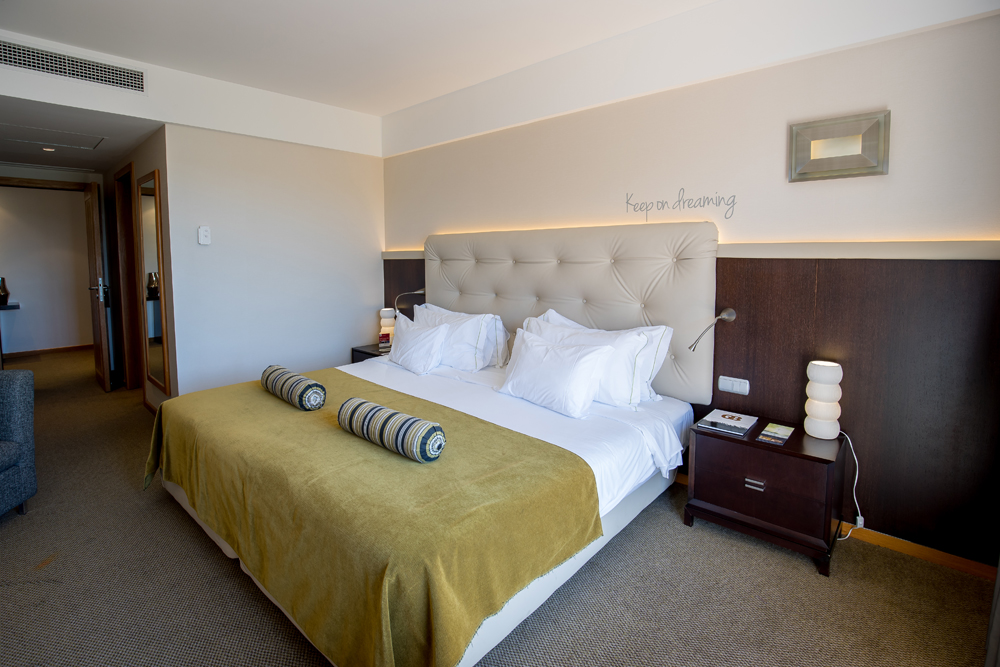 Golf-expedition-golfreizen-golfresort-Hotel-Quinta-de-Marinha-Resort-bedroom-bed-1