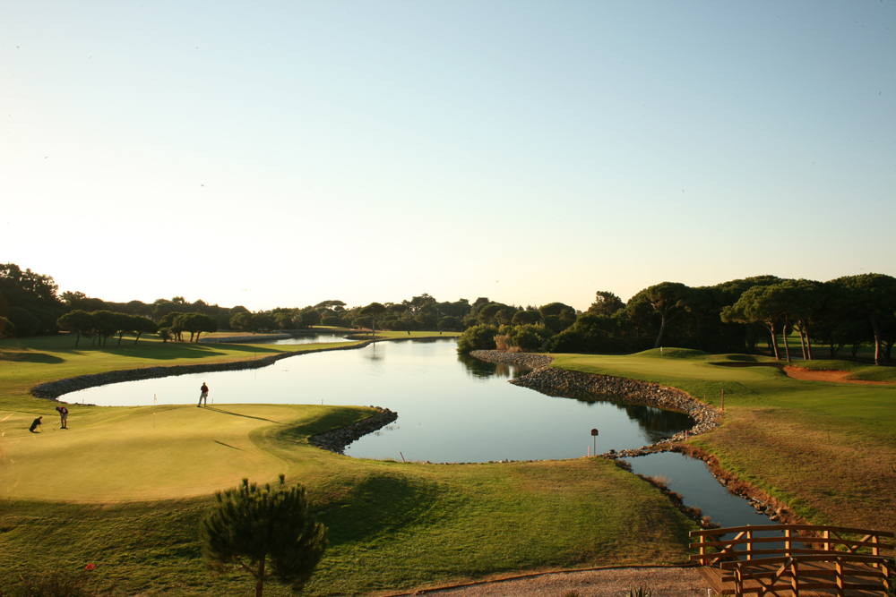 Golf-expedition-golfreizen-golfresort-Hotel-Quinta-de-Marinha-Resort-golfbaan-hole-2-with-lake