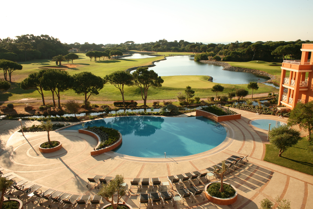 Golf-expedition-golfreizen-golfresort-Hotel-Quinta-de-Marinha-Resort-pool-with-golfbaan-and-lake