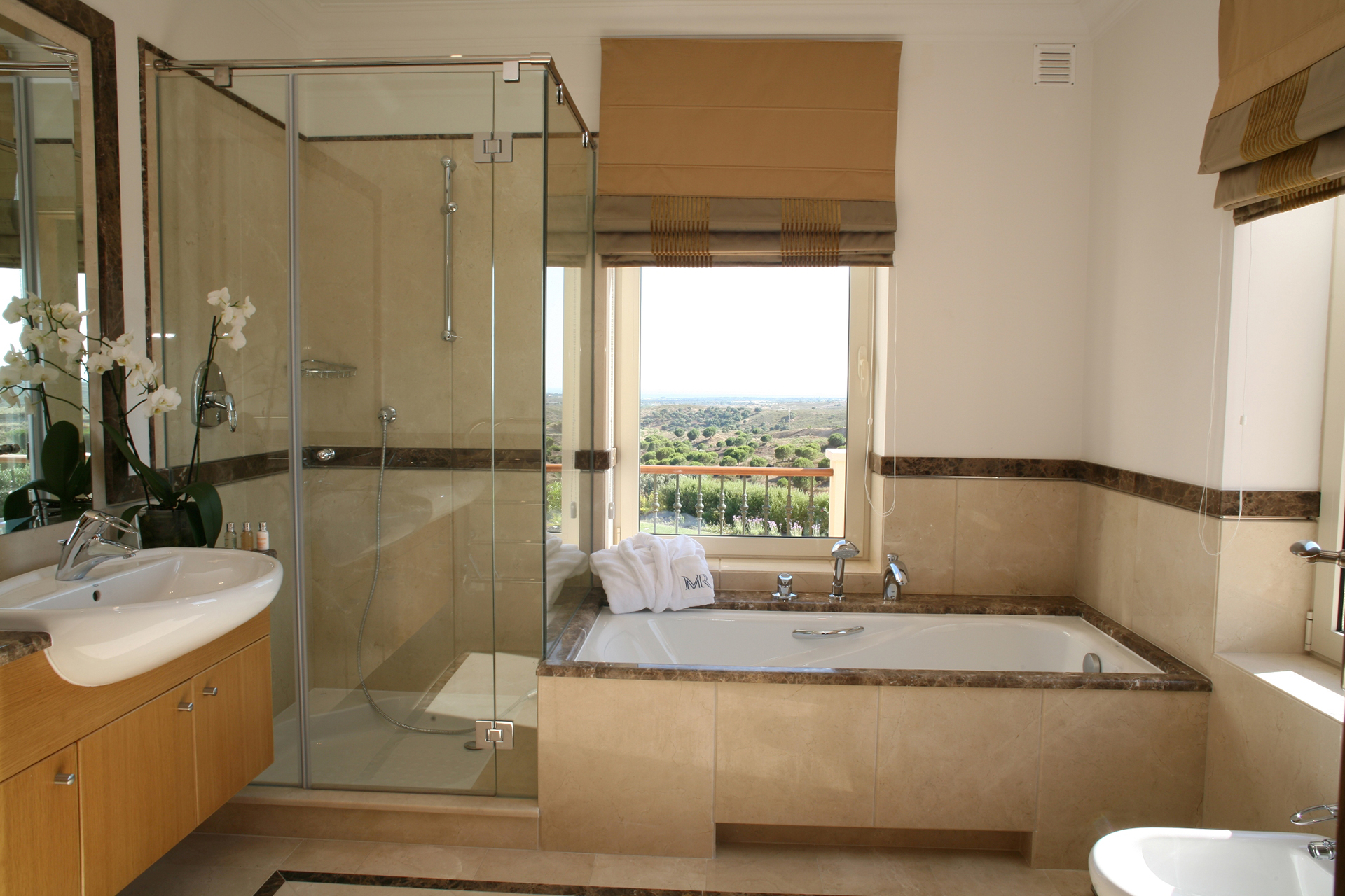 Golf-expedition-golfreizen-golfresort-Monte-Rel-Golf-And-Country-Club-appartement-bathroom-with-view