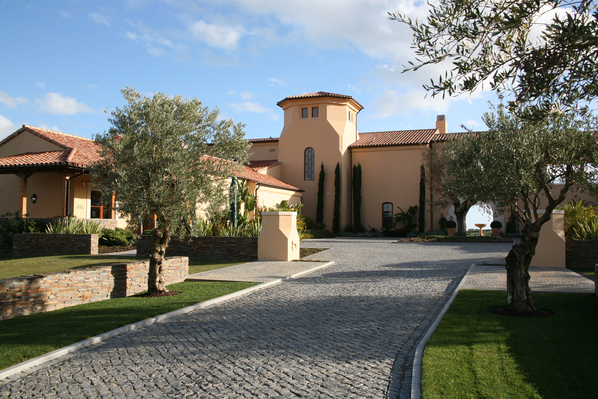 Golf-expedition-golfreizen-golfresort-Monte-Rel-Golf-And-Country-Club-resort-driveway-to-lobby