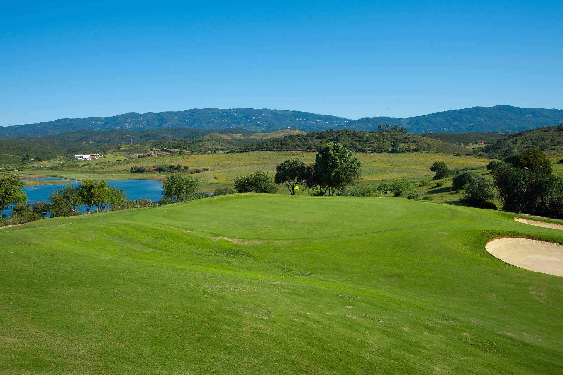 Golf-expedition-golfreizen-golfresort-Morgado-Golf-&-Country-Club-Alamos-6th-green