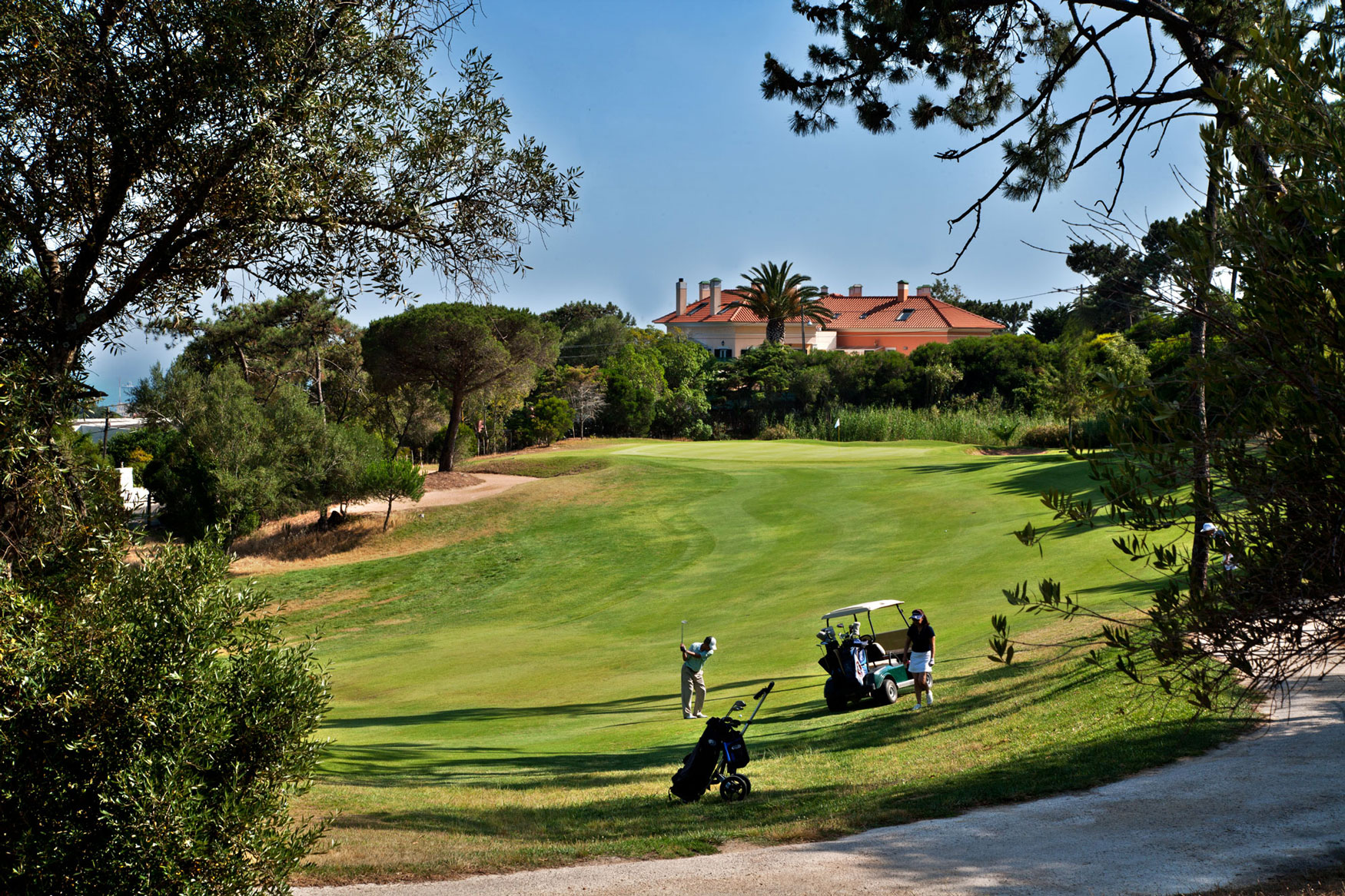 Golf-expedition-golfreizen-golfresort-Palacio-Estoril-Hotel-Golf-And-Spa-golfbaan-hole-1-with-caddy