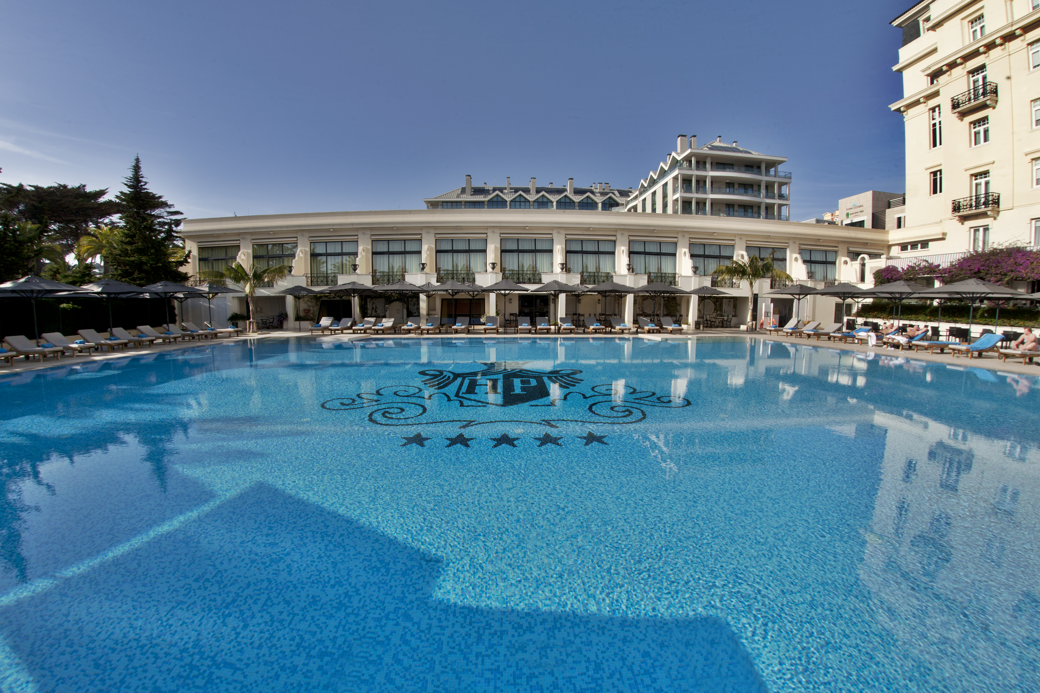 Golf-expedition-golfreizen-golfresort-Palacio-Estoril-Hotel-Golf-And-Spa-resort-pool-front-view