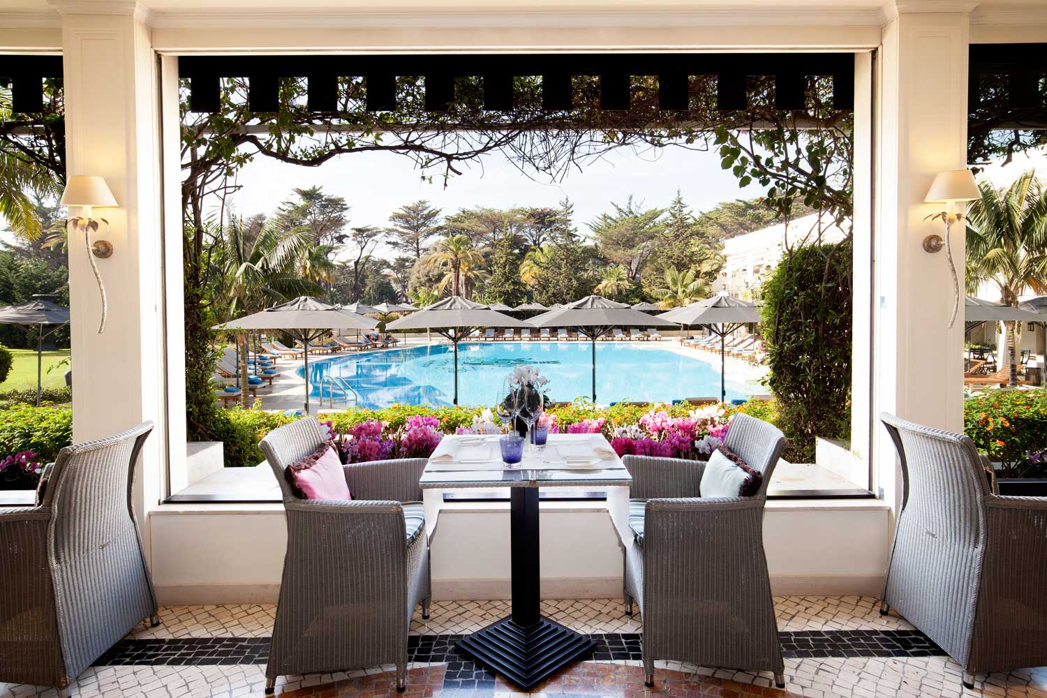 Golf-expedition-golfreizen-golfresort-Palacio-Estoril-Hotel-Golf-And-Spa-romantic-dinner-table-with-pool-view