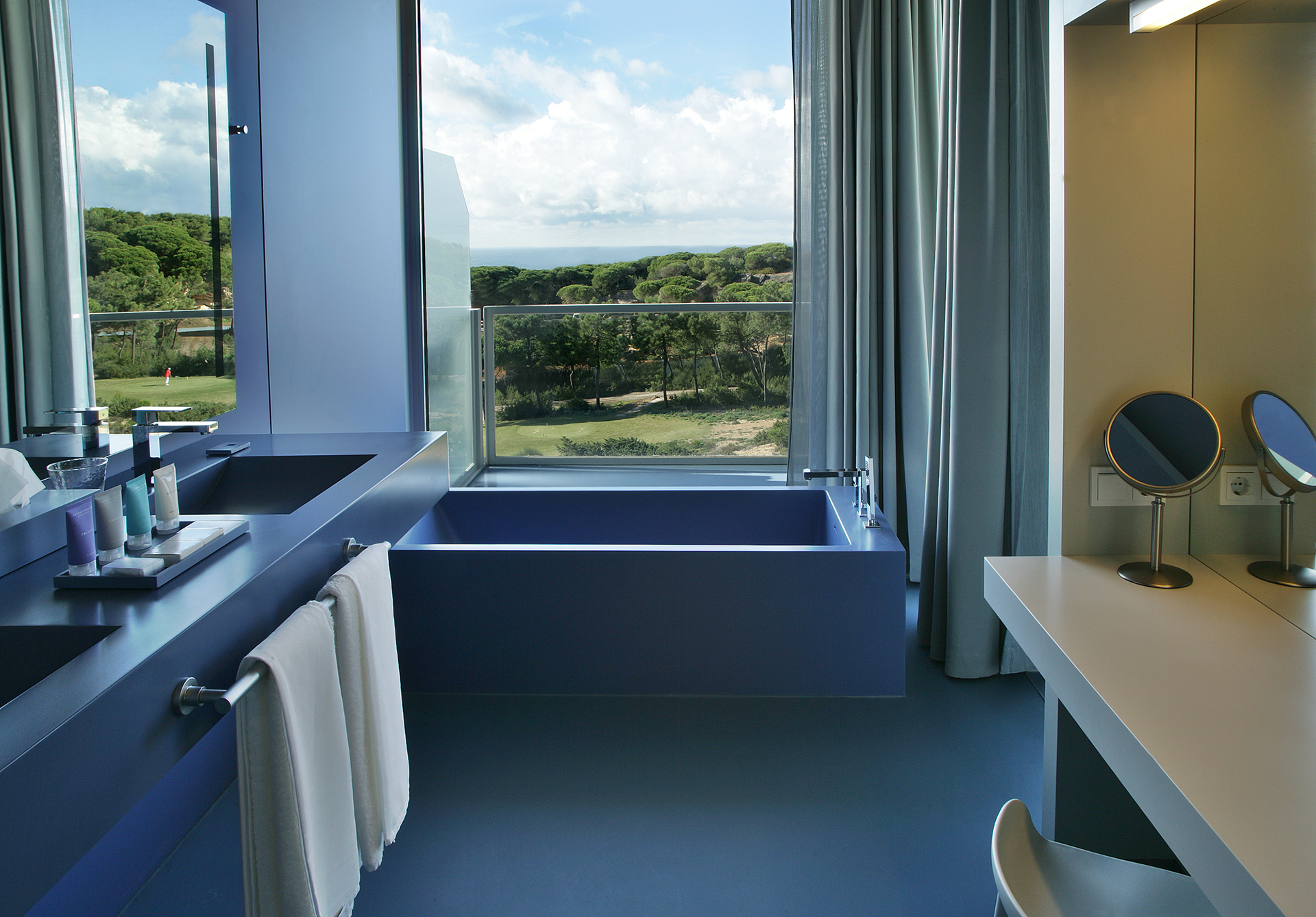 Golf-expedition-golfreizen-golfresort-Royal-The-Oitavos-Hotel-appartement-bathroom-with-view