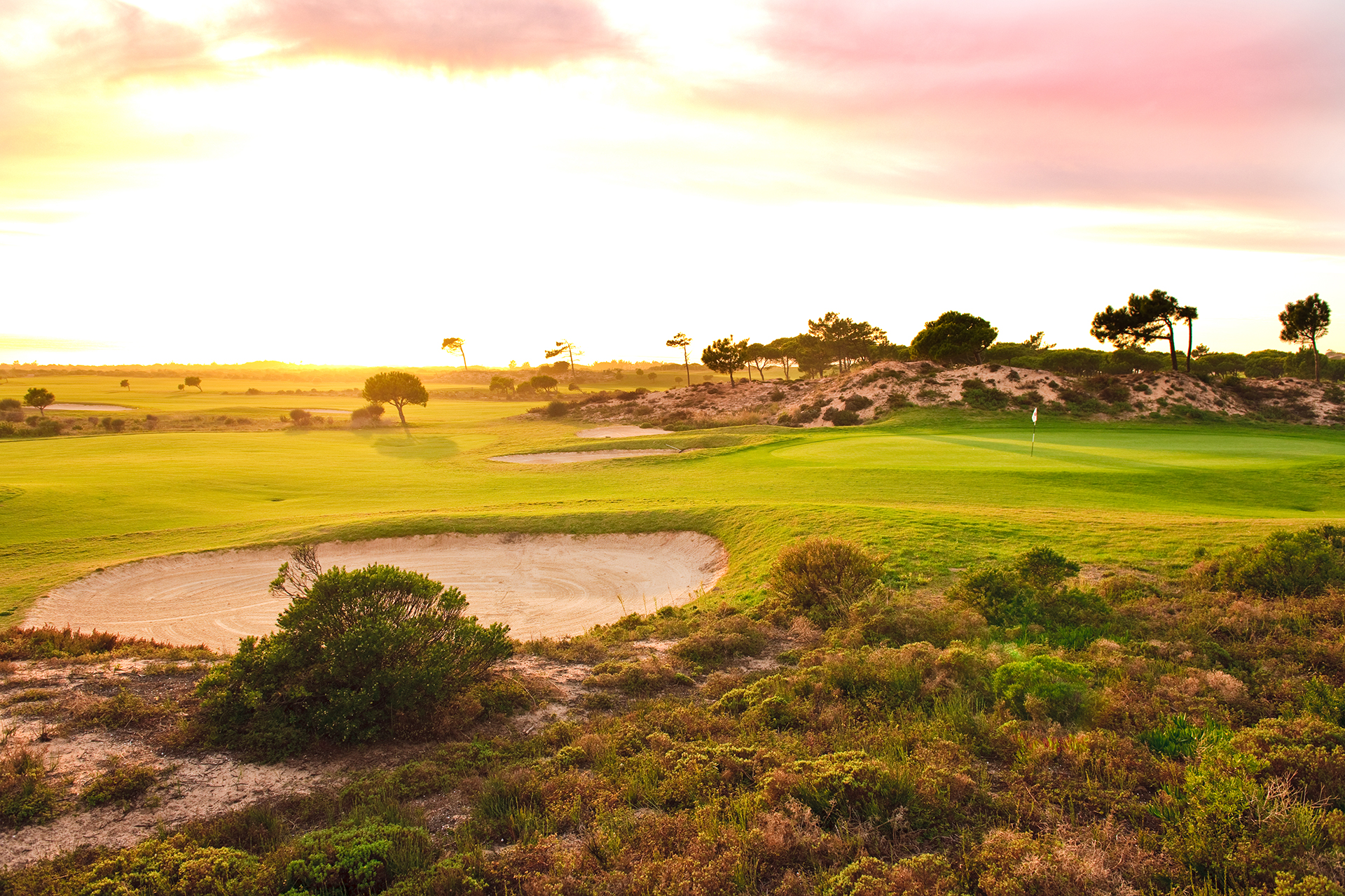 Golf-expedition-golfreizen-golfresort-Royal-The-Oitavos-Hotel-golf-course-hole-7-with-sunset