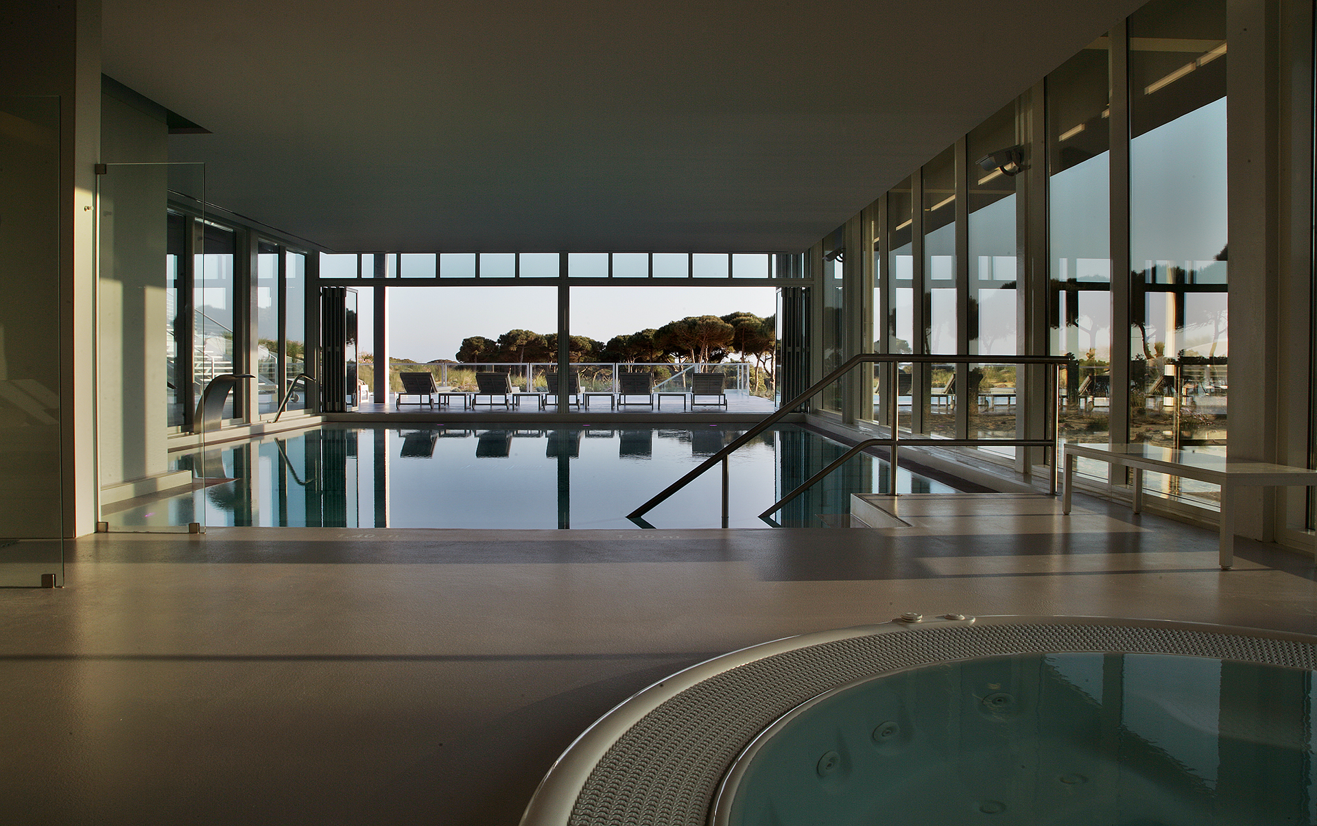 Golf-expedition-golfreizen-golfresort-Royal-The-Oitavos-Hotel-indoor-pool-with-view