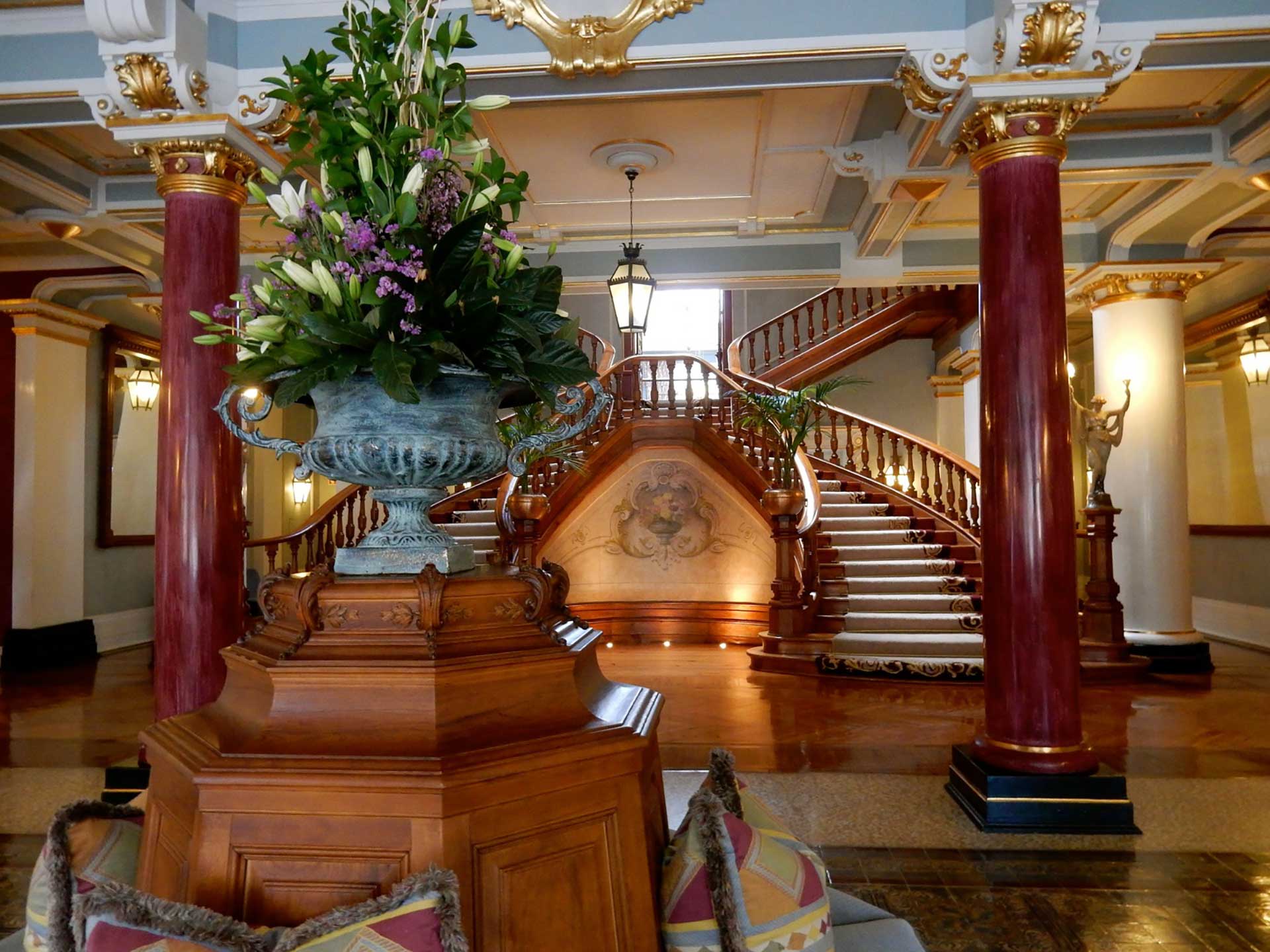 Golf-expedition-golfreizen-golfresort-Vidago-palace-Staircase-lobby