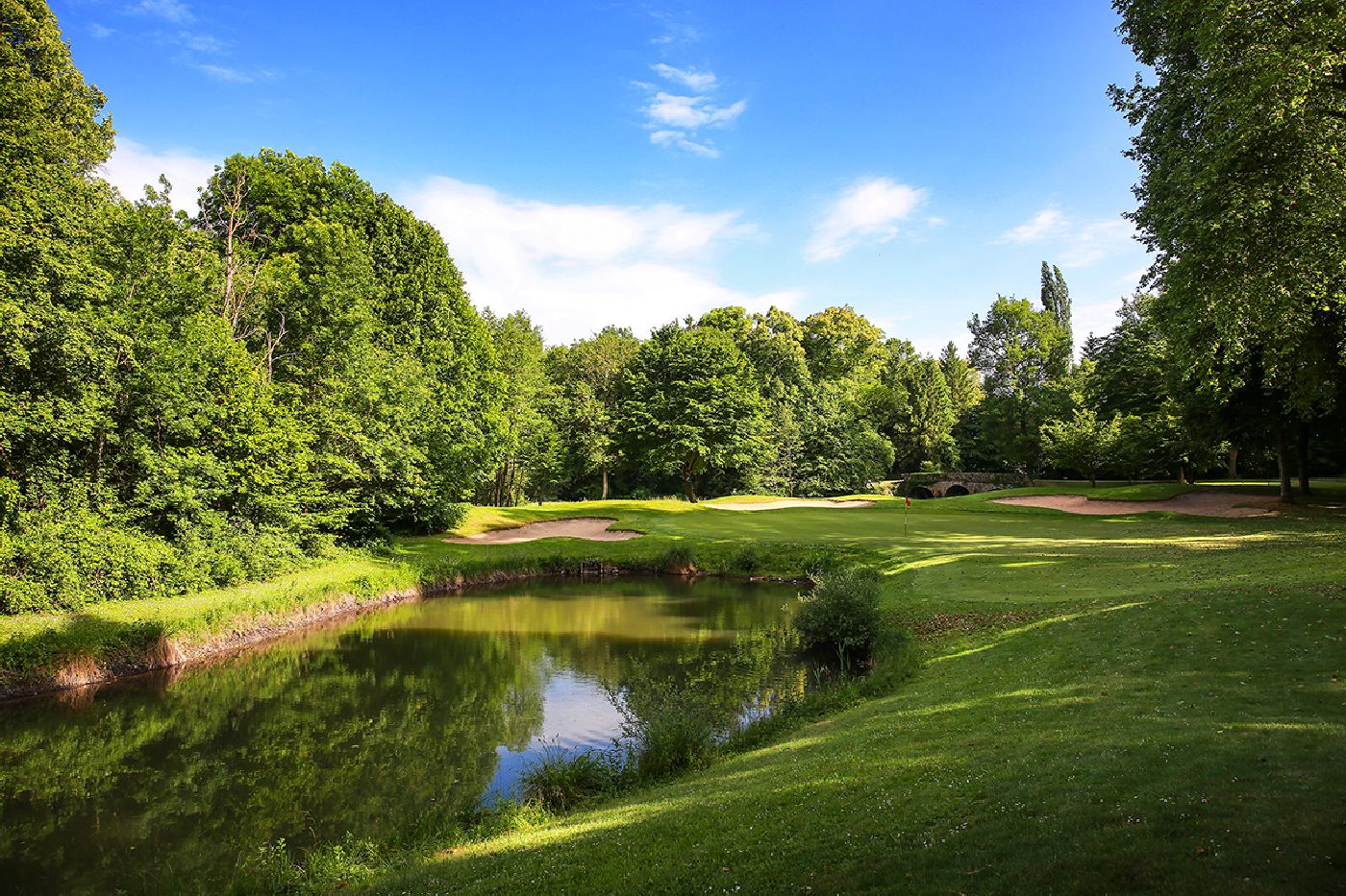 Golf-reizen-frankrijk-regio-parijs-Chateau-d'Augerville-Golf-Resort-golfbaan-water-hazard-fairway-golf-expedition