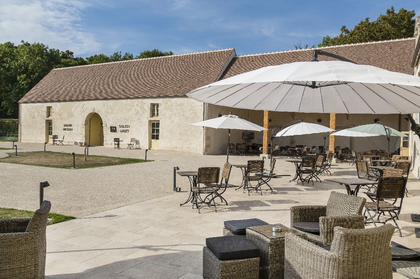 Golf-reizen-frankrijk-regio-parijs-Chateau-d'Augerville-Golf-Resort-luxe-resort-met-terras-en-restaurant-golf-expedition