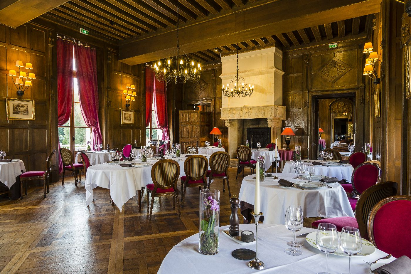 Golf-reizen-frankrijk-regio-parijs-Chateau-d'Augerville-Golf-Resort-restaurant-gedekte-tafels-golf-expedition