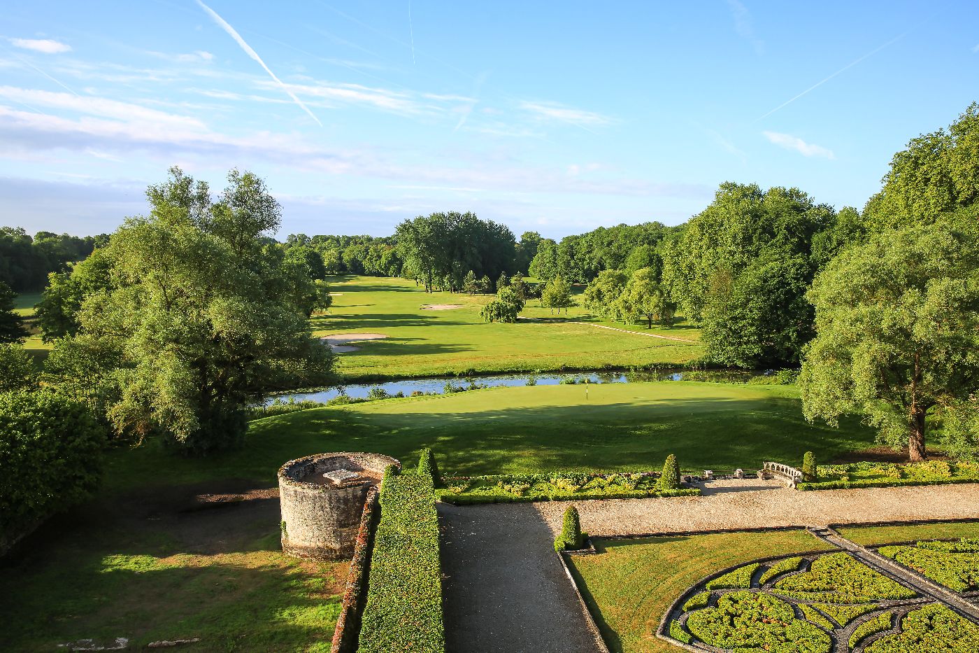 Golf-reizen-frankrijk-regio-parijs-Chateau-d'Augerville-Golf-Resort-uitzicht-op-golfbanen-en-tuin-golf-expedition