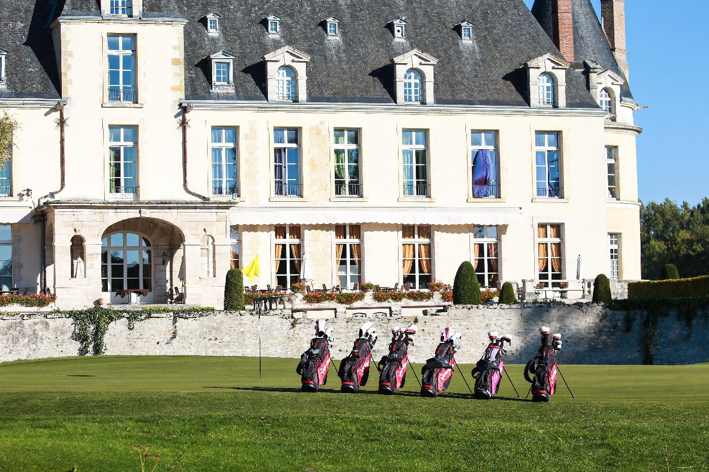 Golf-reizen-frankrijk-regio-parijs-Chateau-d'Augerville-Golf-Resort-voorkant-resort-golfclubs-green-golf-expedition