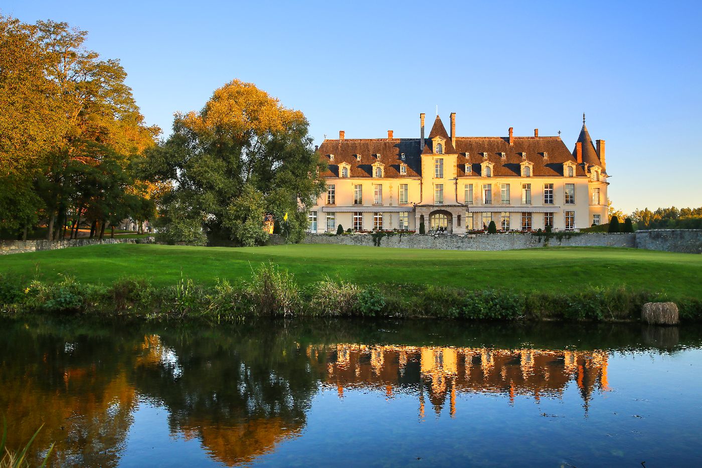 Golf-reizen-frankrijk-regio-parijs-Chateau-d'Augerville-Golf-Resort-water-hazard-golfbaan-en-luxe-resort-golf-expedition