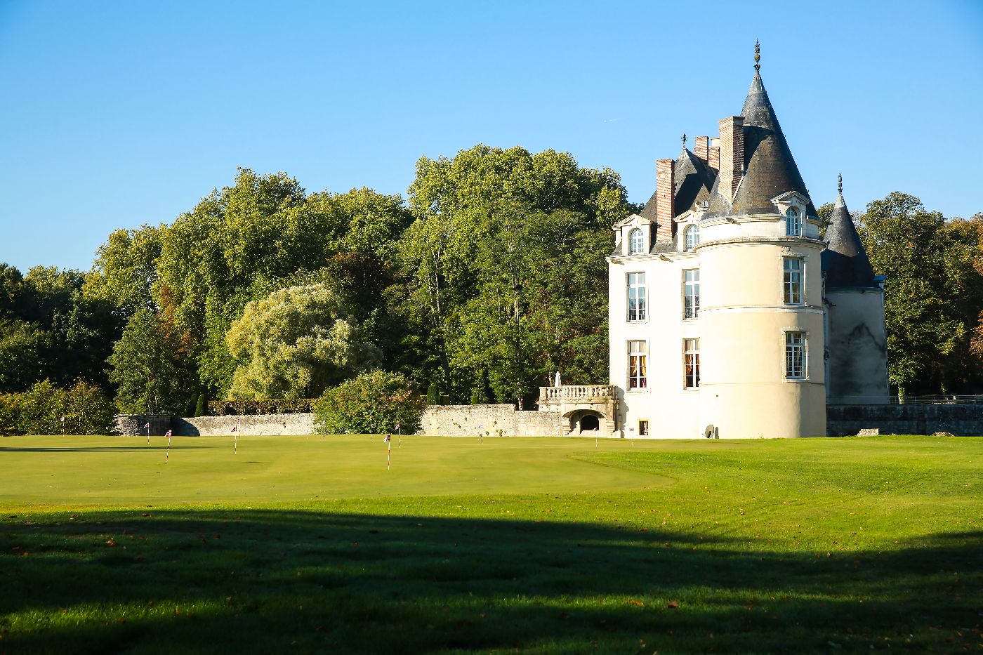 Golf-reizen-frankrijk-regio-parijs-Chateau-d'Augerville-Golf-Resort-zijkant-resort-toren-slaapkamer-golf-expedition