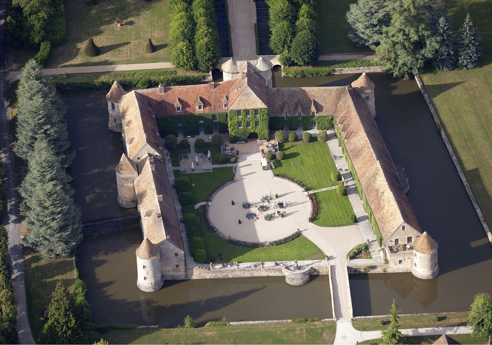 Golf-reizen-frankrijk-regio-parijs-Chateau-de-Villiers-le-Mahieu-drone-villa-kasteel-binnenplaats-golf-expedition