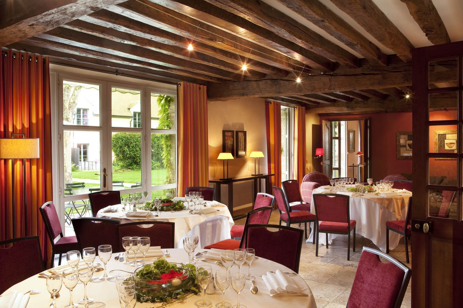 Golf-reizen-frankrijk-regio-parijs-Chateau-de-Villiers-le-Mahieu-restaurant-met-gedekte-tafels-golf-expedition