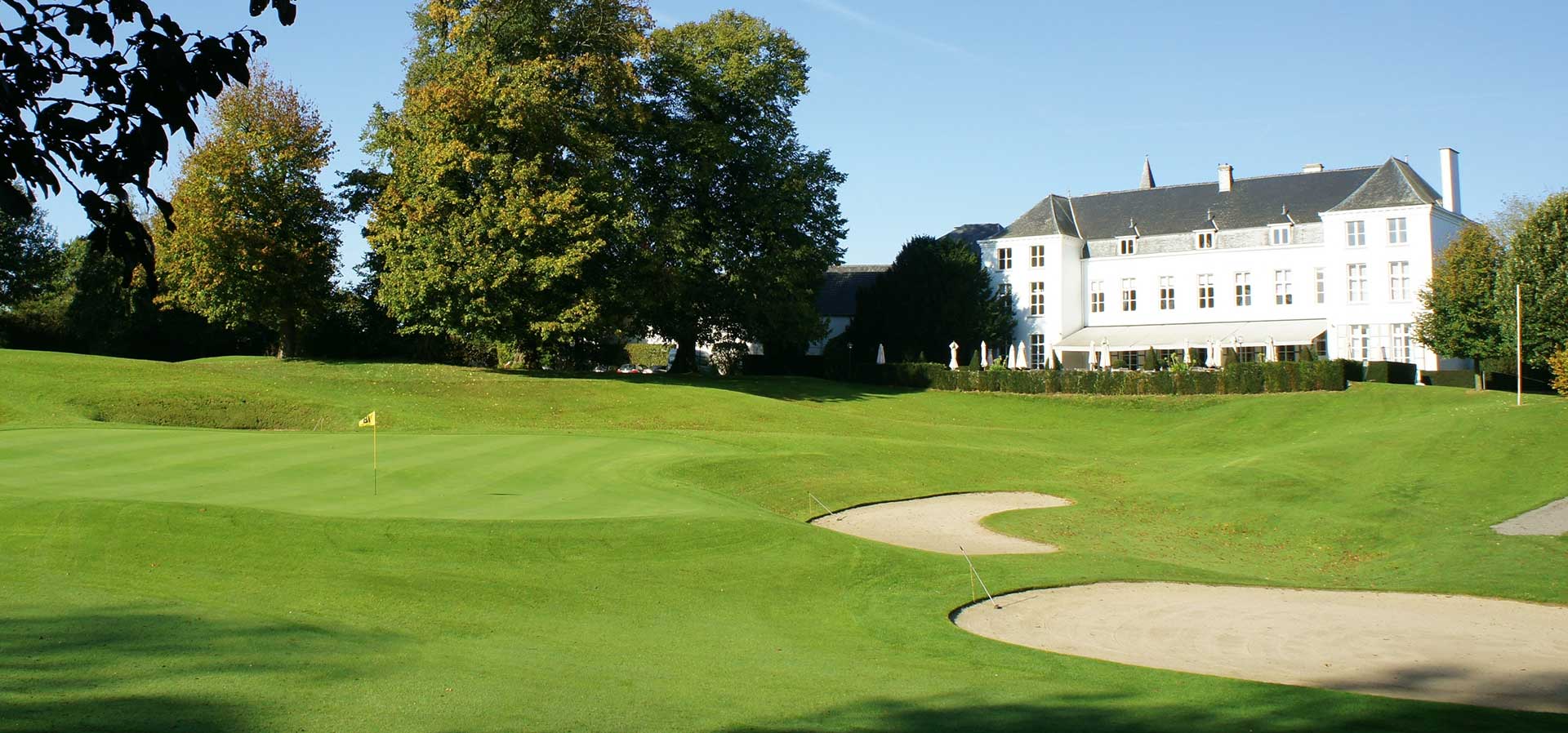 Golfexpedition-Golfreizen-België-Brussel-Klooster-Leuven-course-wit-gebouw-gras