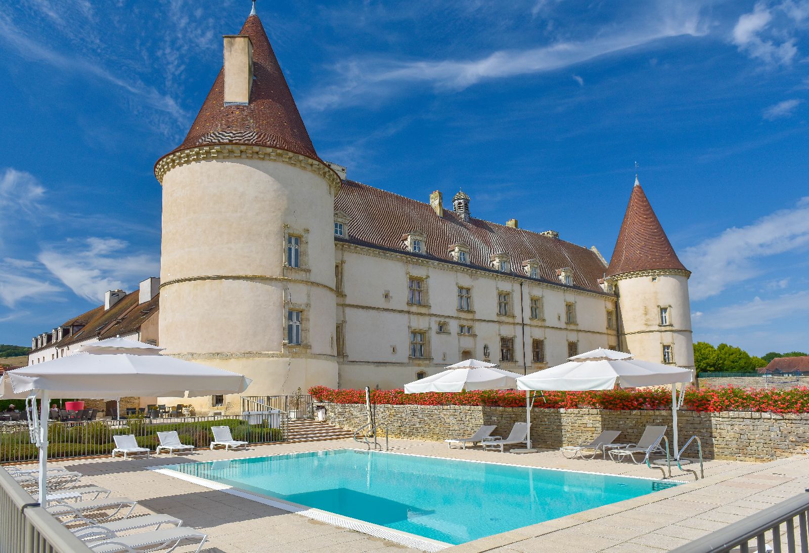golf-expedition-golf-reis-Frankrijk-Bourgogne-Chateau-de-Chailly-buitenaanzicht-zwembad-kasteel-hotel-gebouw.jpg