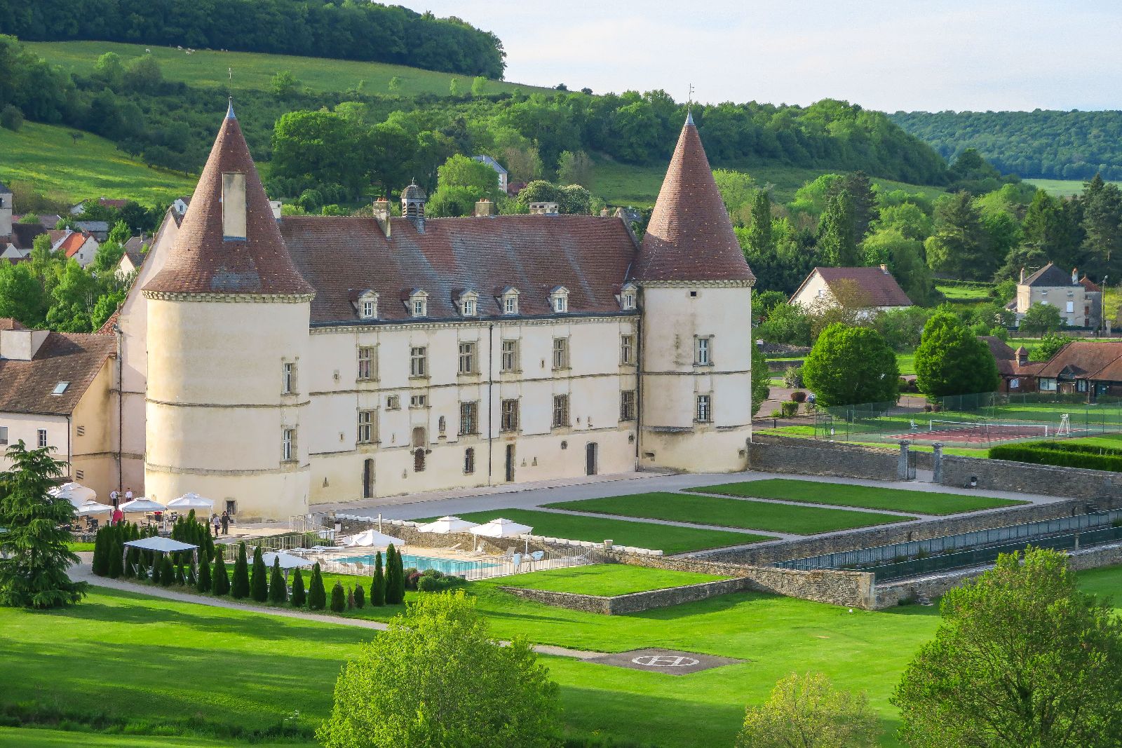 golf-expedition-golf-reis-Frankrijk-Bourgogne-Chateau-de-Chailly-gebouw-bos-uitzicht.jpg