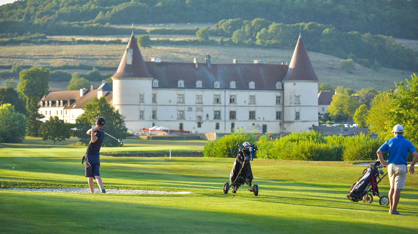 golf-expedition-golf-reis-Frankrijk-Bourgogne-Chateau-de-Chailly-golfers-golfbaan-personen-golfstick-golftas.jpg