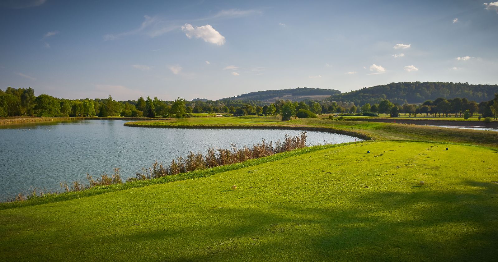 golf-expedition-golf-reis-Frankrijk-Bourgogne-Chateau-de-Chailly-gras-golfbaan-waterpool-bos-uitzicht.jpg