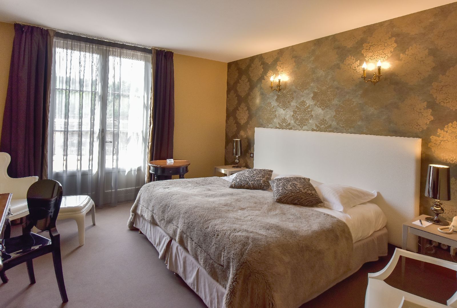 golf-expedition-golf-reis-Frankrijk-Bourgogne-Chateau-de-Chailly-slaapkamer-bed-stoelen-raam-bed-kussens.jpg
