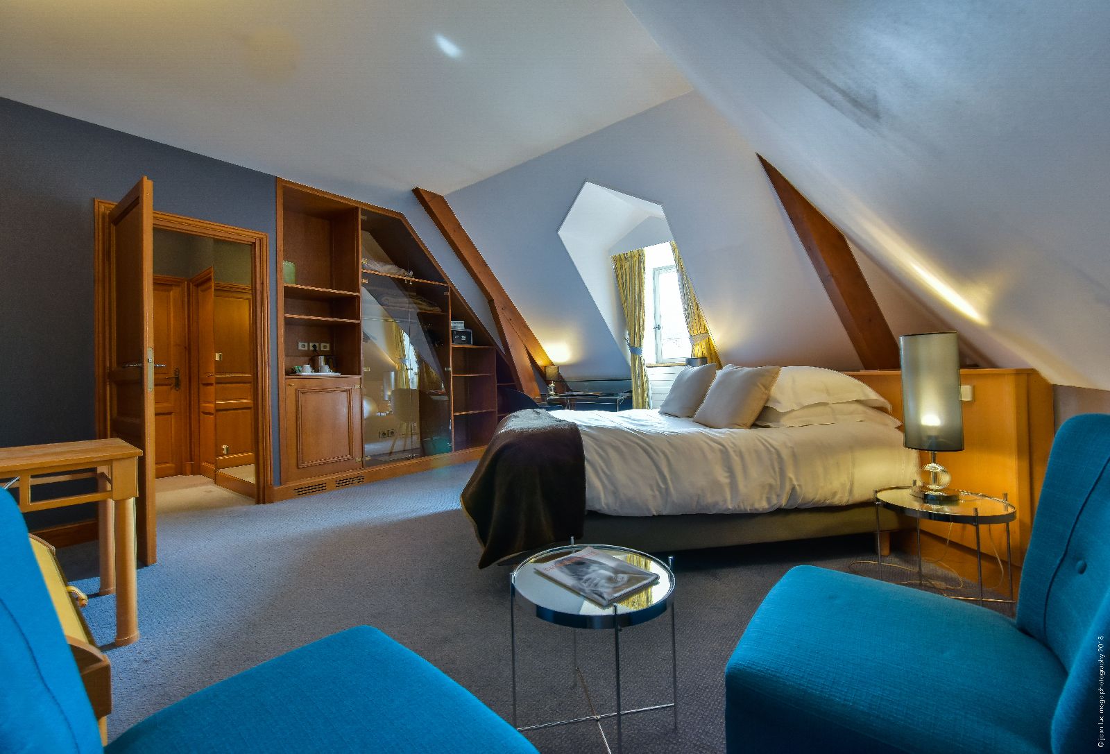 golf-expedition-golf-reis-Frankrijk-Bourgogne-Chateau-de-Chailly-slaapkamer-modern-kleurijk-ruimtelijhk.jpg