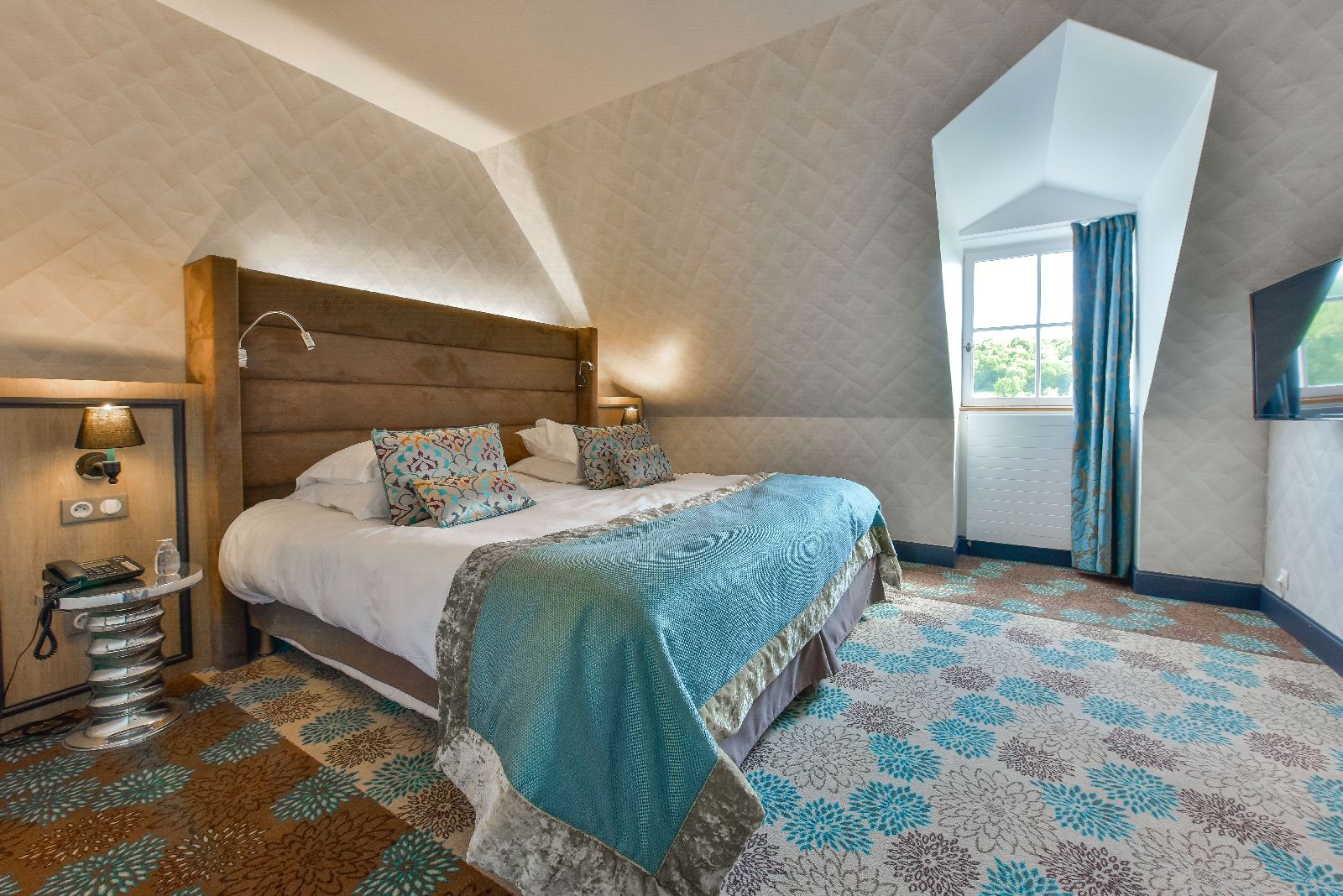 golf-expedition-golf-reis-Frankrijk-Bourgogne-Chateau-de-Chailly-slaapkamer-uitzicht-bed-slapen-luxe.jpg