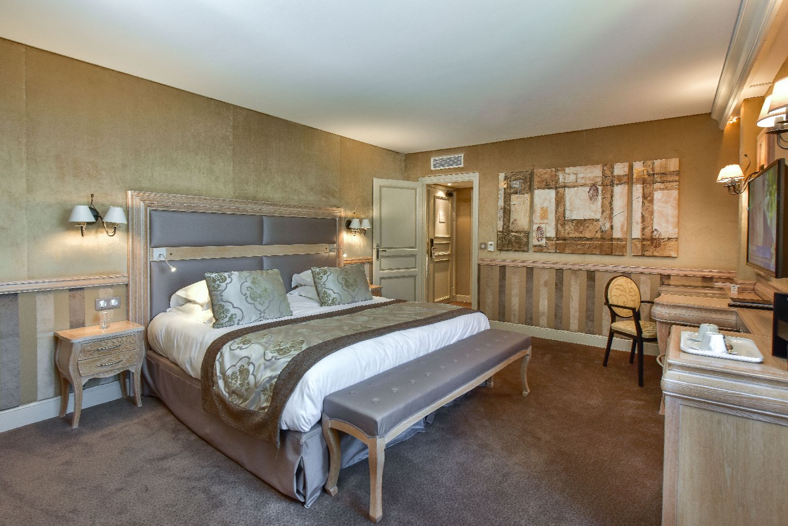 golf-expedition-golf-reis-Frankrijk-Bourgogne-Chateau-de-Chailly-slapkamer-bed-modern-luxe-bed-nachtkasje.jpg