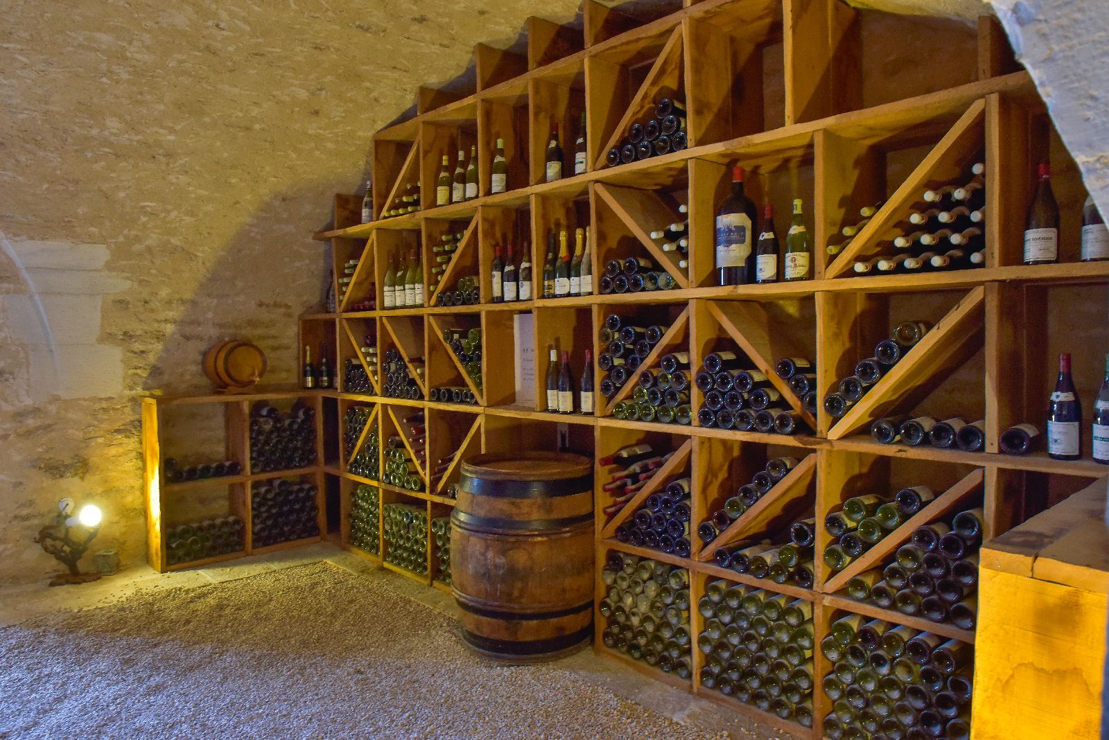 golf-expedition-golf-reis-Frankrijk-Bourgogne-Chateau-de-Chailly-wijnkelder-wijn-kist-ton.jpg