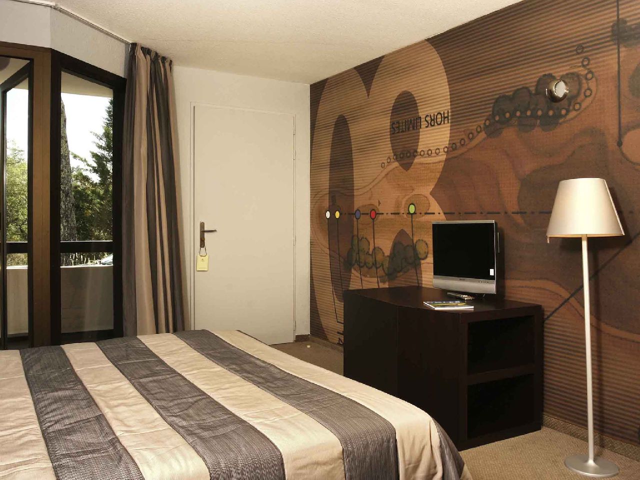 golf-expedition-golf-reis-Frankrijk-hotel-mercure-barbaroux-golf-en-spa-slaapkamer-tv.jpg