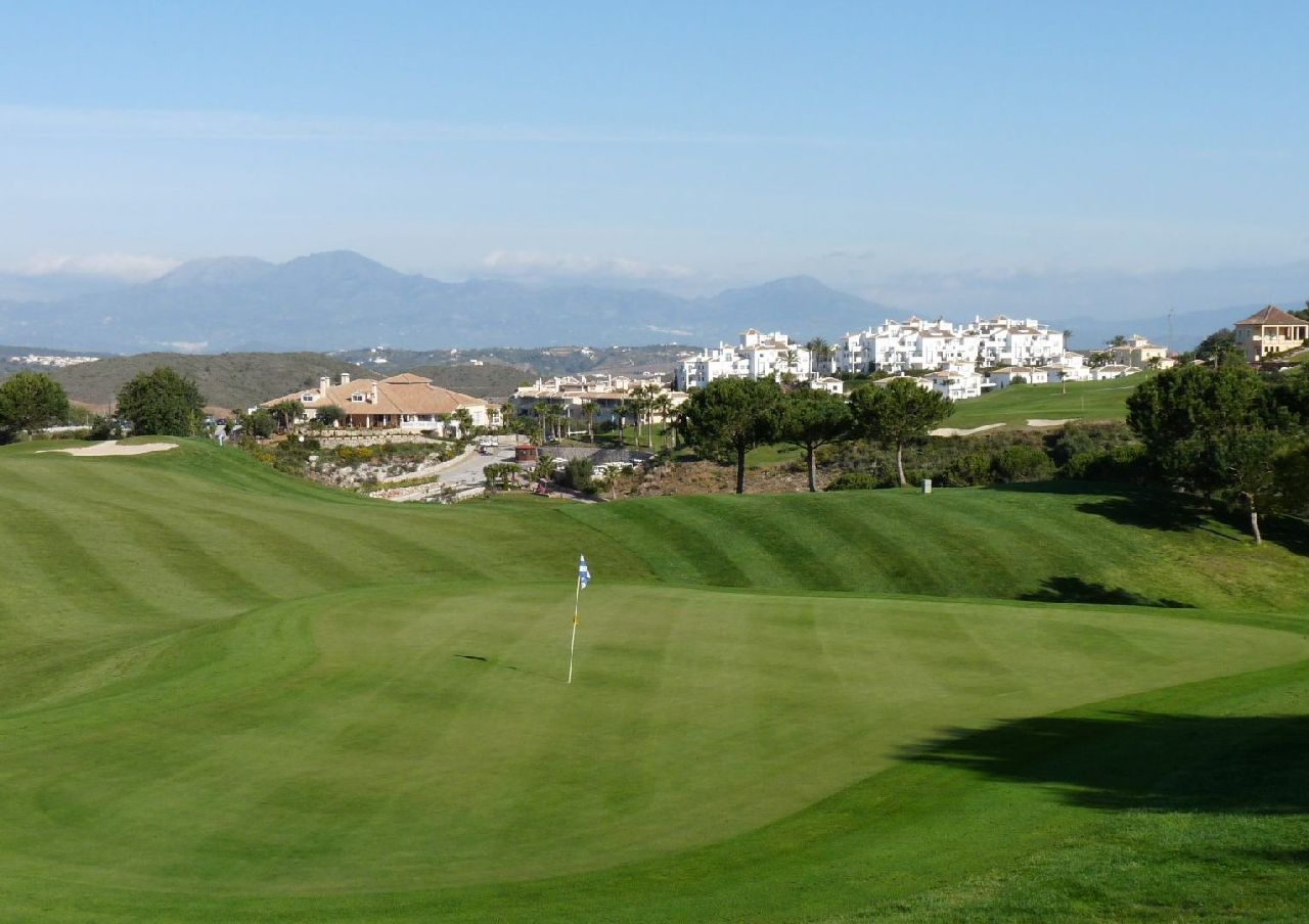 golf-expedition-golf-reis-spanje-Regio-Malaga-Alhaurin-Golf-Resort-golfbaan-green-prachtig-groot