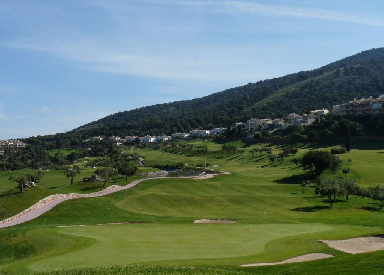 golf-expedition-golf-reis-spanje-Regio-Malaga-Alhaurin-Golf-Resort-golfbaan-zanpool-bomen-mooi