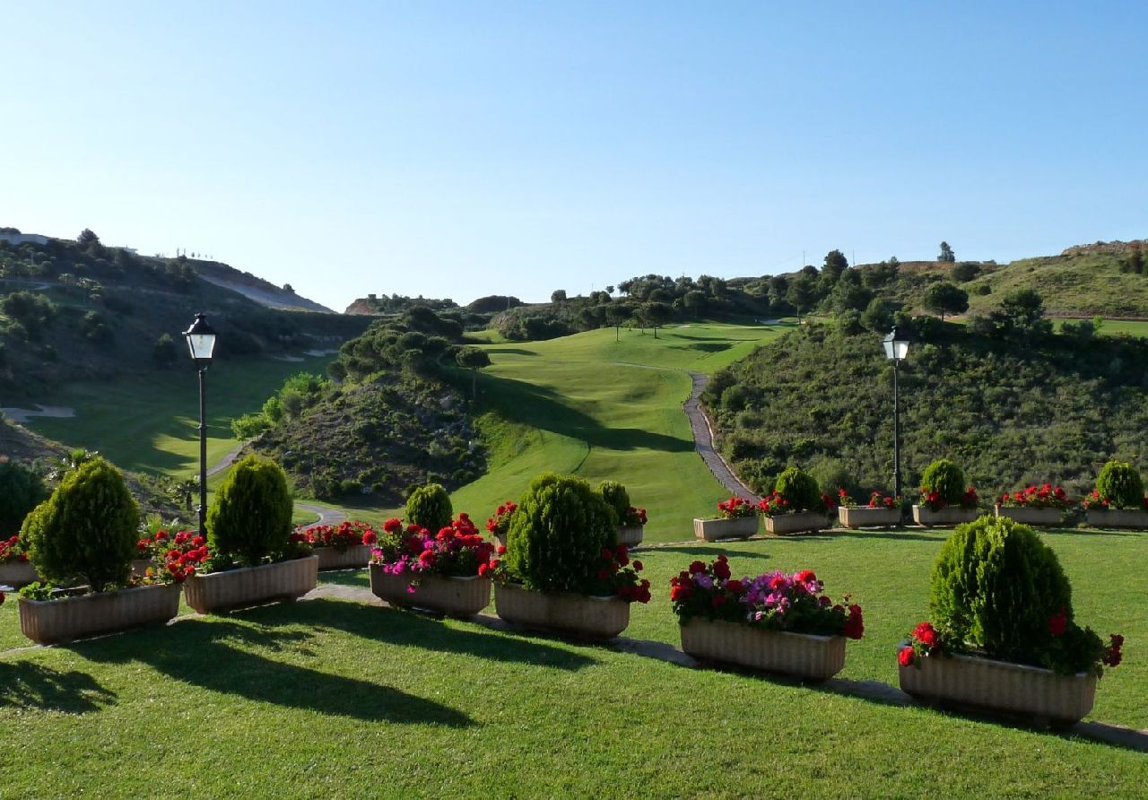 golf-expedition-golf-reis-spanje-Regio-Malaga-Alhaurin-Golf-Resort-tuin-golfbaan-hoog-byzonder