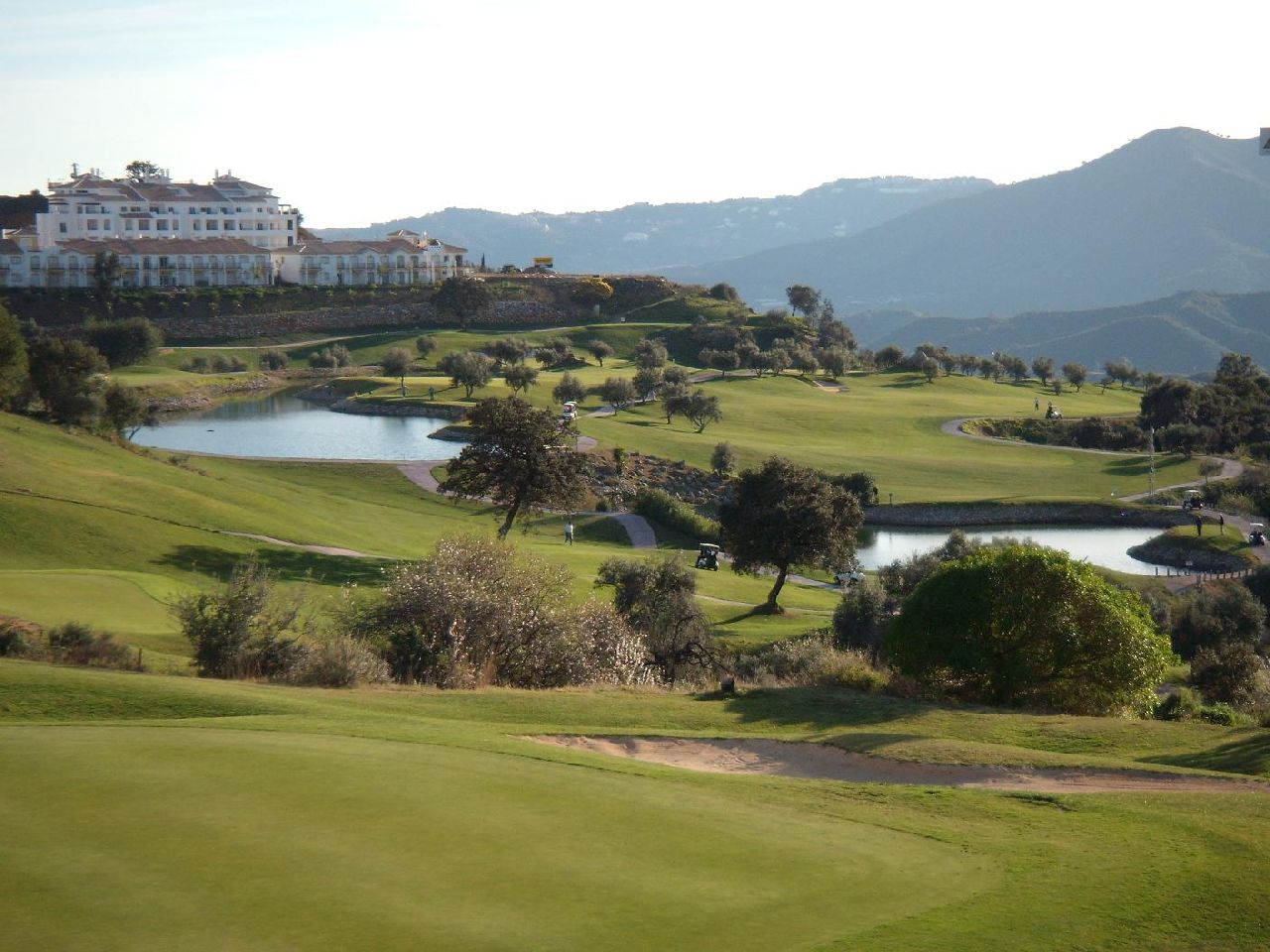 golf-expedition-golf-reis-spanje-Regio-Malaga-Alhaurin-Golf-Resort-uitzicht-golfbaan-golfcart