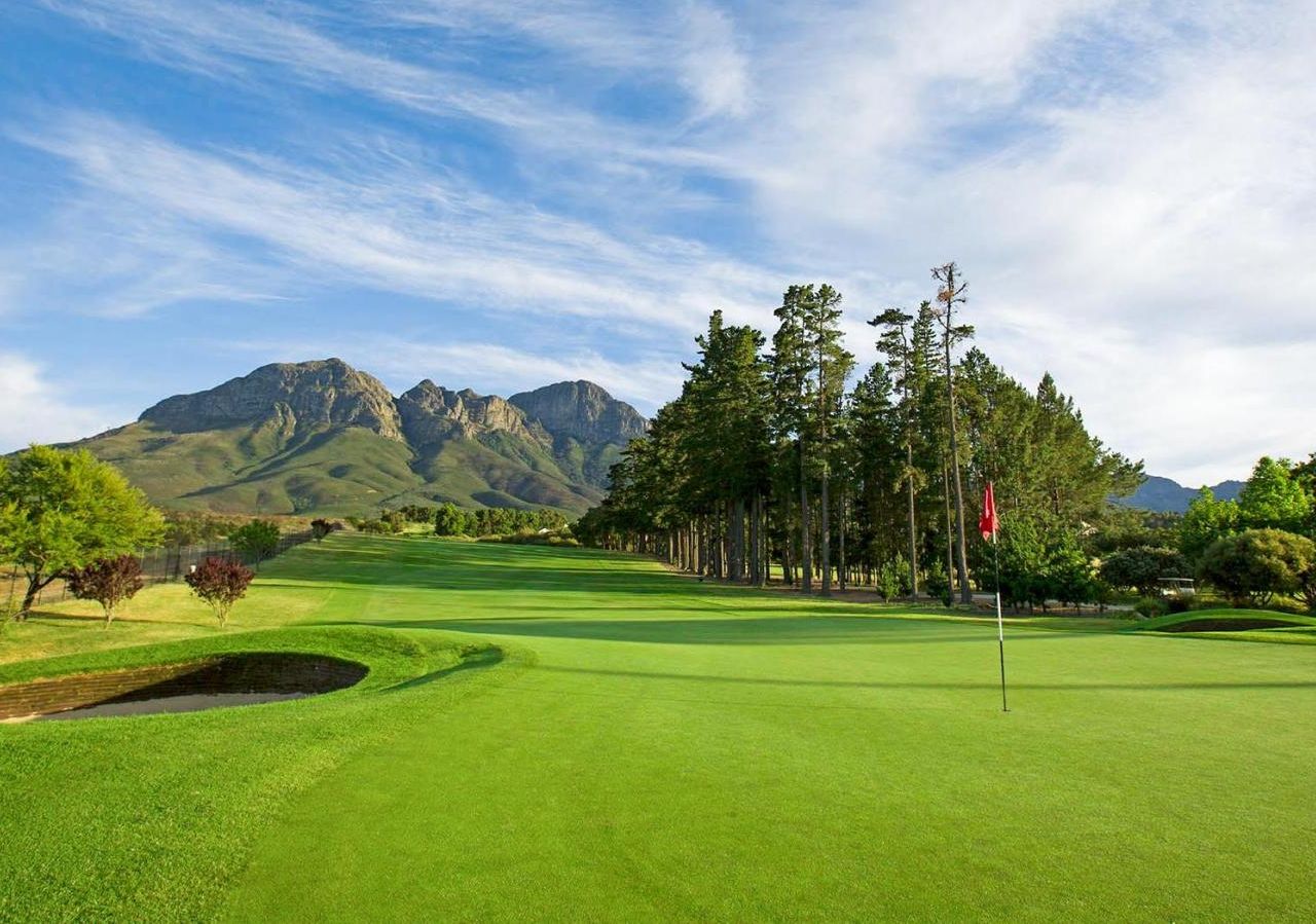 golf-expedition-golf-reis-zuid-afrika-colourful-manor-golfbaan-green-uitzicht-op-bergen.jpg